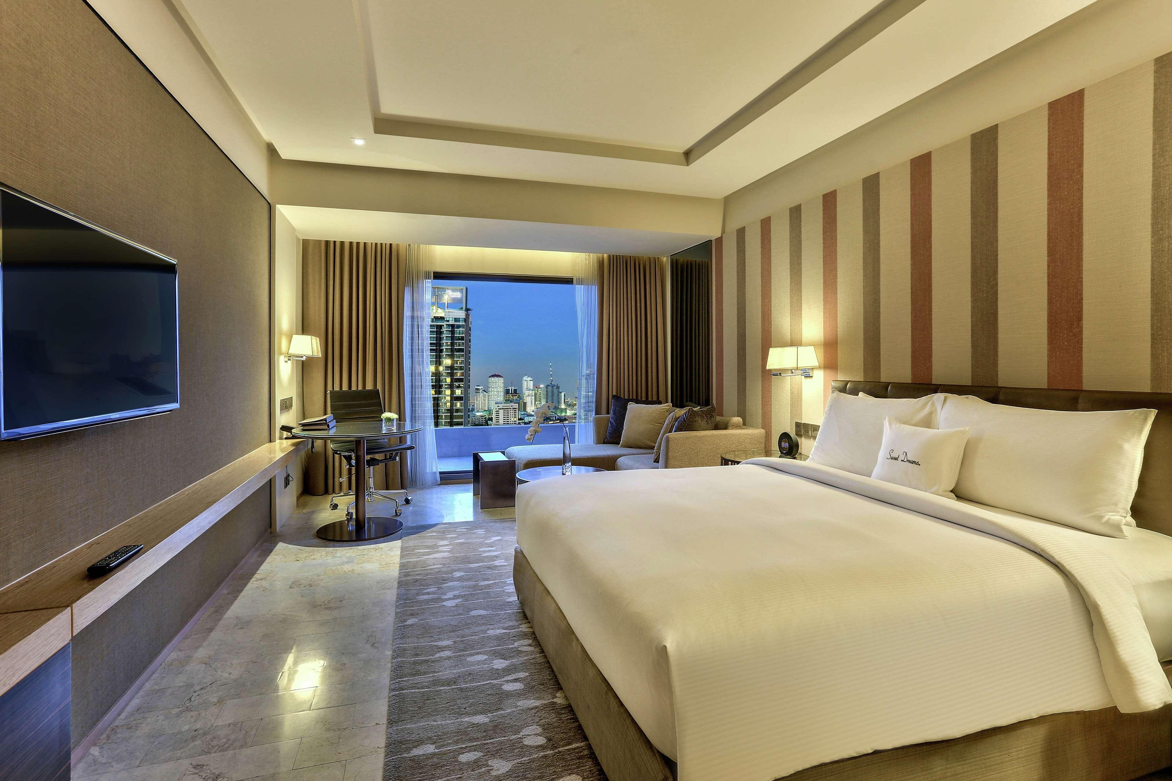 Doubletree By Hilton Sukhumvit Bangkok Hotel Exterior photo