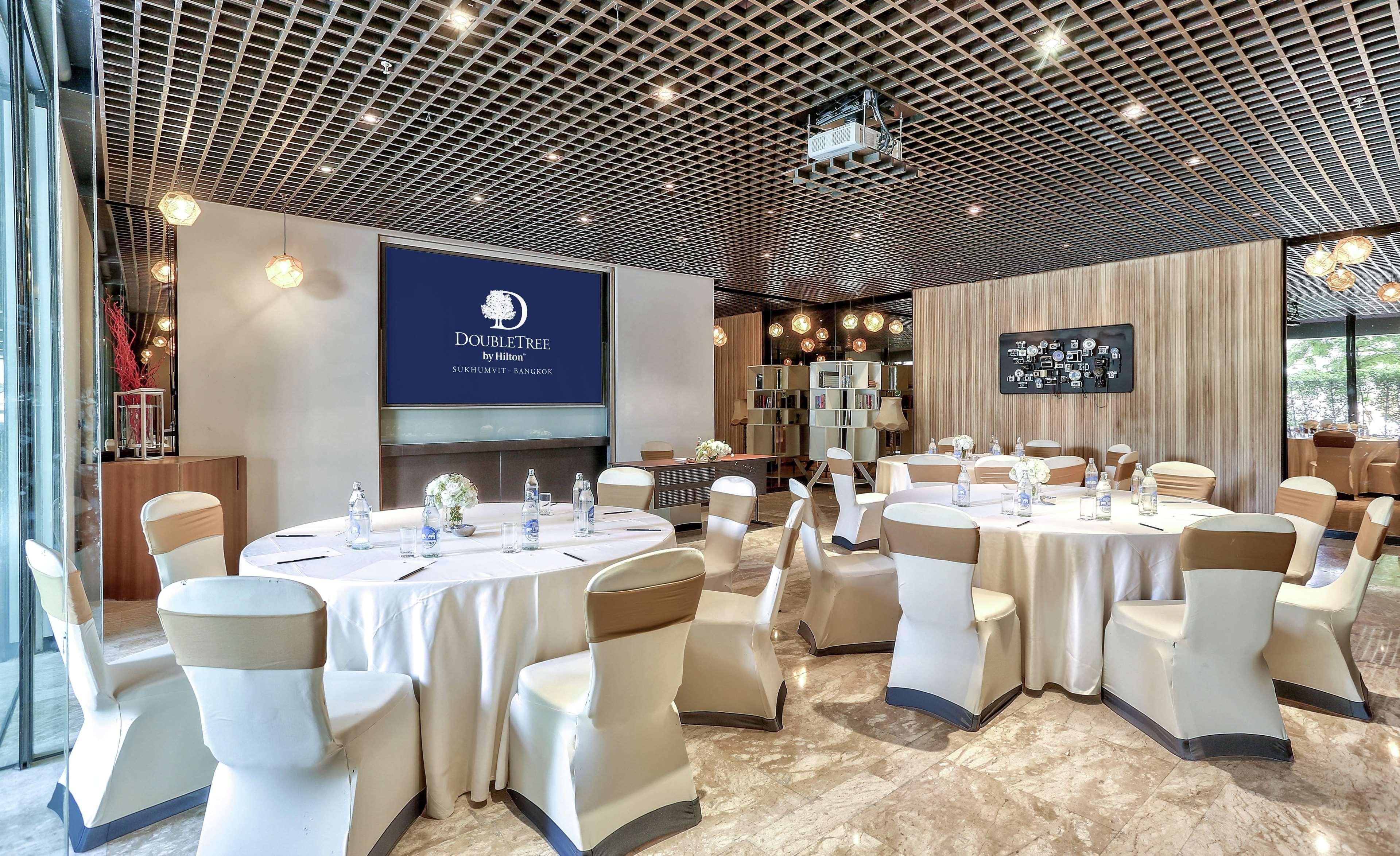 Doubletree By Hilton Sukhumvit Bangkok Hotel Exterior photo